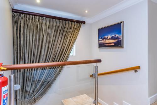 Superior King Room image 6