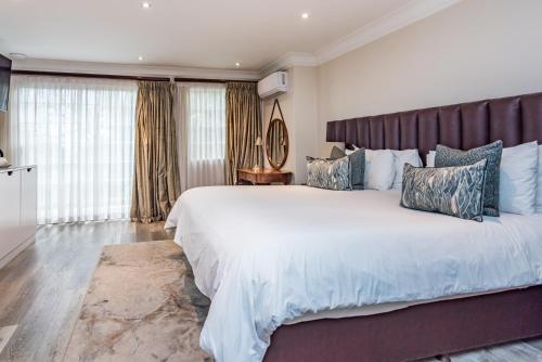 Superior King Room image 5