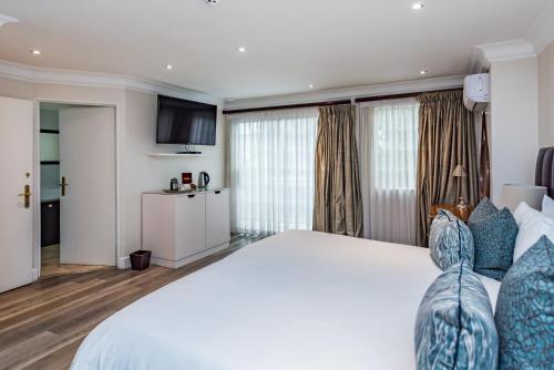 Superior King Room image 3