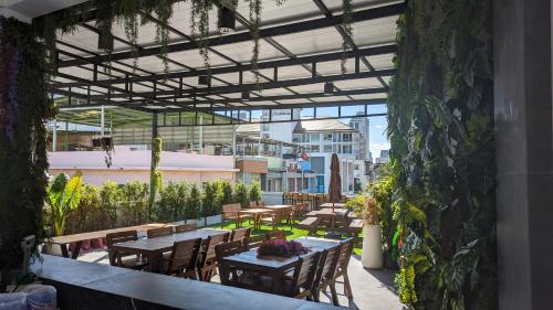 ระเบียง/ชานเรือน, เออร์เบิน จังเกิล โซเชียล (Urban Jungle Social) near โรงเรียนเตรียมอุดมศึกษา