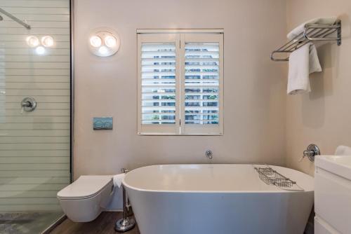King Room with Pool View image 4