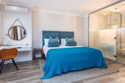 King Room with Pool View image 6