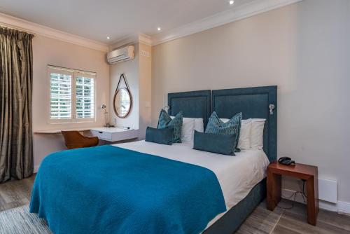 King Room with Pool View image 7
