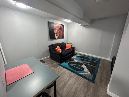 Cute Highlandpark (Lower A Unit) - Apartment - Calgary