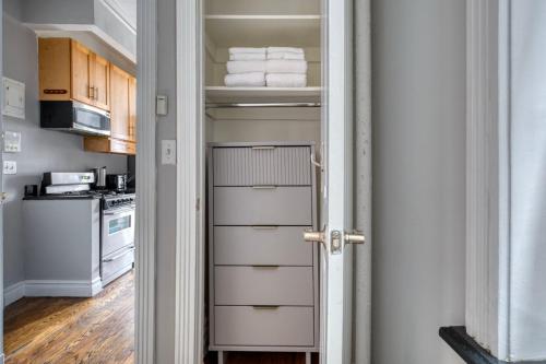 West Village 1br w terrace wd nr dining NYC-1397, New York (Foto 10)