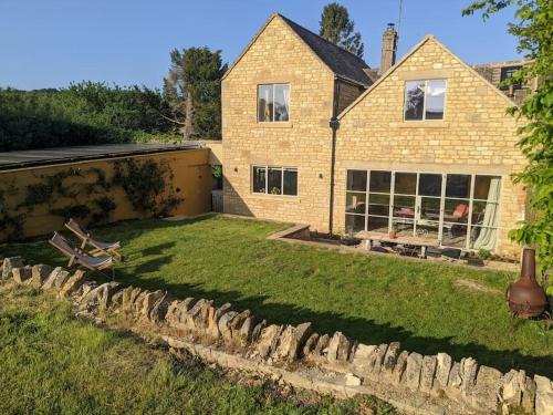Dārzs, Stylish 3 bed Cotswold cottage with stunning views in Gaitingpauera