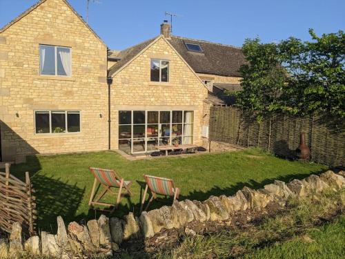 Stylish 3 bed Cotswold cottage with stunning views in Gaitingpauera