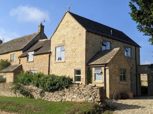 Stylish 3 bed Cotswold cottage with stunning views in Gaitingpauera