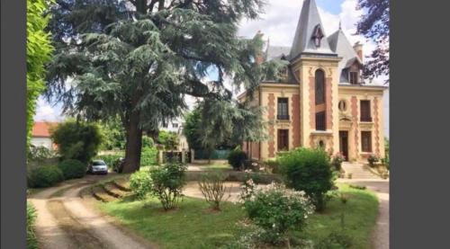 Duplex dans un château - Location saisonnière - Villeneuve-le-Roi