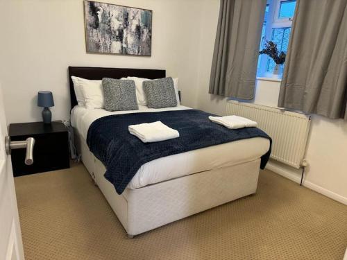Summer House Sleeps 6 , 2 Large Parking Spaces, walking distance to Cardiff Bay and City Centre