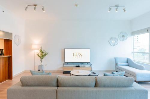 Stylish Waterfront 2 Bed in Dubai Marina - image 7