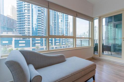 Stylish Waterfront 2 Bed in Dubai Marina - image 9