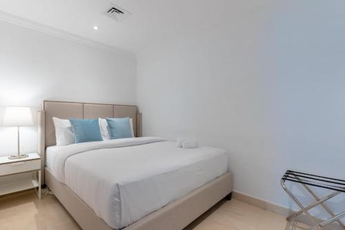 Stylish Waterfront 2 Bed in Dubai Marina - image 14