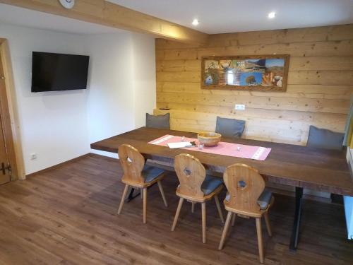 3 bedrooms, 4 beds