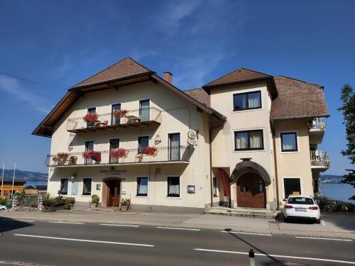 Gasthof mit Seeterasse & Appartements Zur Landeroith - Hotel - Weyregg