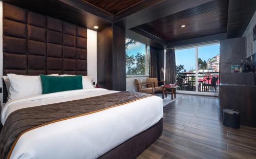 Deluxe View Room with Private Balcony  image 2