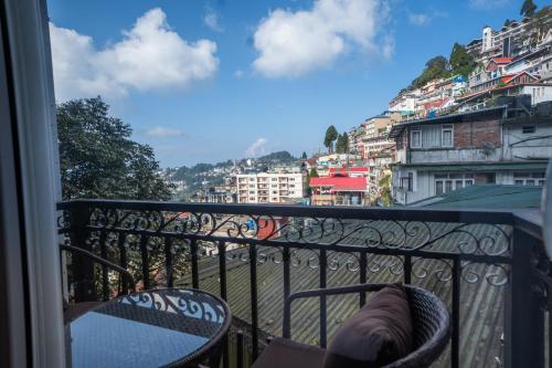 Deluxe View Room with Private Balcony  image 1