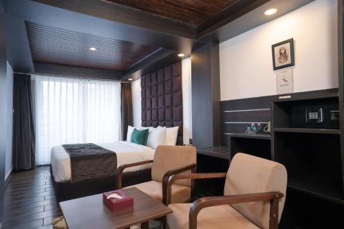 Deluxe View Room with Private Balcony  image 4