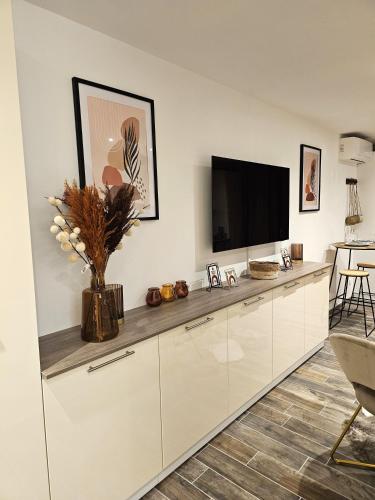 Shared lounge/TV area, Appartement Cocooning near Groupe Épiscopal