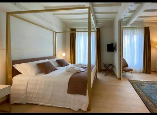 1 queen bed, 1 sofa bed