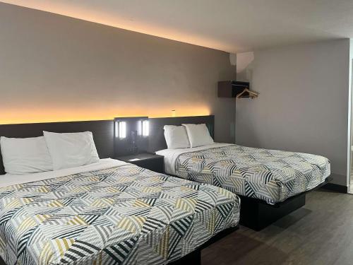 2 queen beds