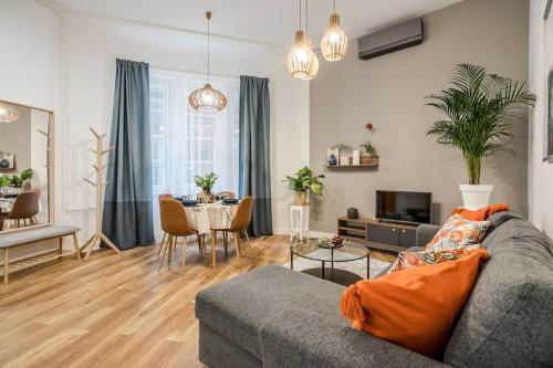 Vibrant arty home in central Budapest - Tap to explore photos