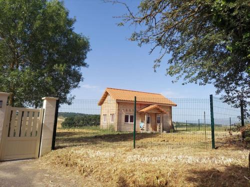 Chalet avec un grand jardin clos.