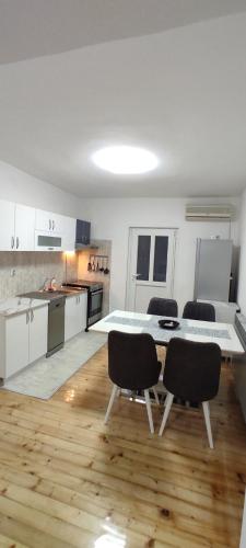 廚房, Apartmani Kačara (Apartmani Kacara) in 斯雷姆斯基卡爾洛夫奇