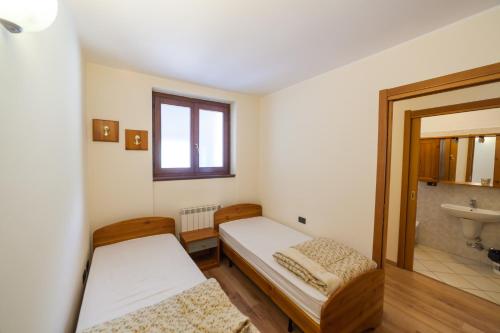 2 twin beds, 1 sofa bed