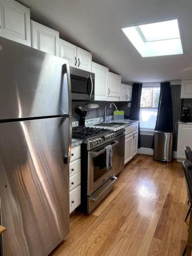 Large studio apartment steps from the US Capitol!