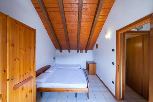 1 queen bed, 3 twin beds, 2 sofa beds