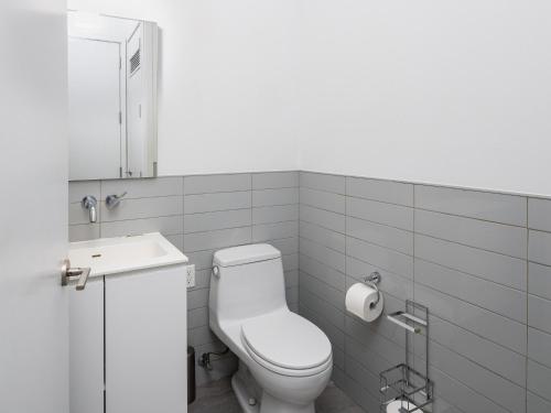 Chic 1BD with Rooftop W/D in Unit Downtown, New York (fotografie 4)