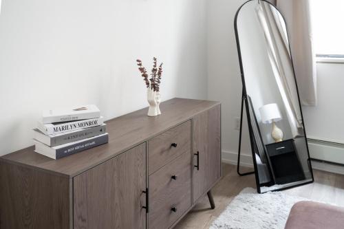 Chic 1BD with Rooftop W/D in Unit Downtown, New York (fotografie 8)