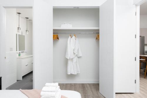 Chic 1BD with Rooftop W/D in Unit Downtown, New York (fotografie 7)