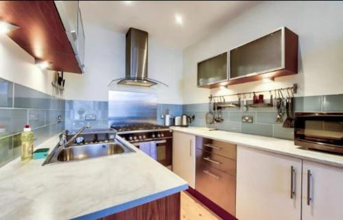 Home by The Meadows, close to City Centre 4
