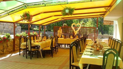 Restaurant, Grandemi Belvedere Bucovina in Frasin