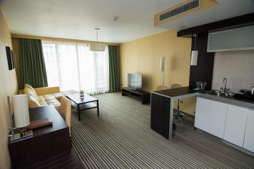 One-Bedroom Apartment with Balcony - Complimentary water & Free Tea/Coffee Machine