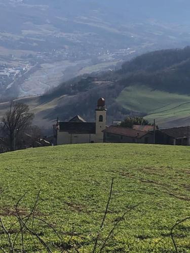 Suggestivo casale in collina