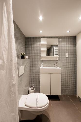 Prime Location Stylish Flats - image 5