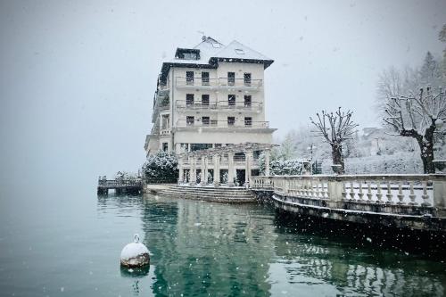 L'Angle du Lac - Duplex feet in the water of Lake Annecy