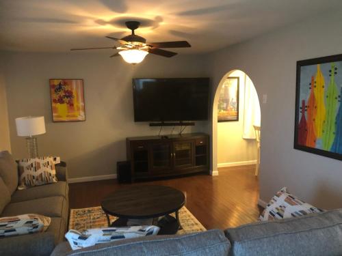 Cozy&Quiet*Fenced backyard* 17 Mins UT MktSquare in Knoxville, USA