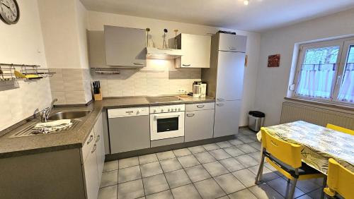 virtuve, Bei München Ferienwohnung in Grafrath "zur Amper" (Bei Munchen Ferienwohnung in Grafrath "zur Amper") in Schöngeising