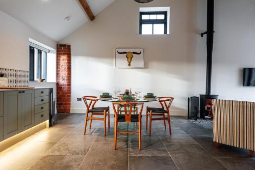 keuken, Pigeon House - Unique Barn with private garden, hot tub and wood burner in Plealey