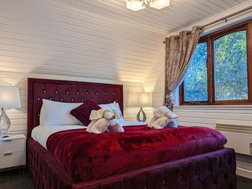 Ceridwen 6 - Hot Tub-Luxury-Pets-Perthshire-Romantic-Dundee - Chalet - Perth