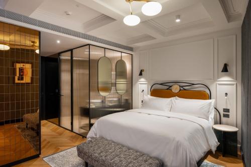 Deluxe Room image 10