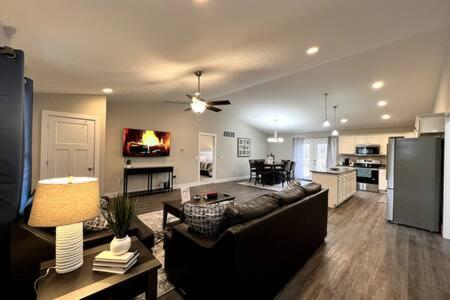 Brand New Country home Minutes from Miamisburg in Franklin, USA