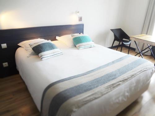Medium Double Room - Port Side image 7