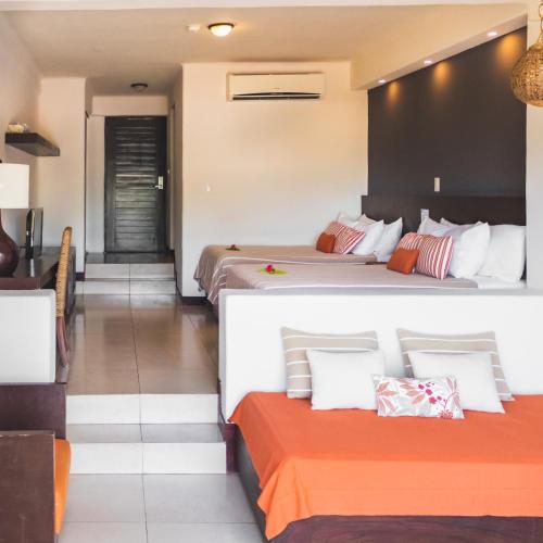 2 twin beds, 1 sofa bed