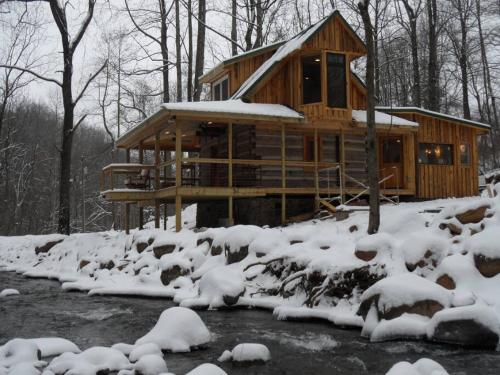 Log Cabin on the River in Stanardsville, USA