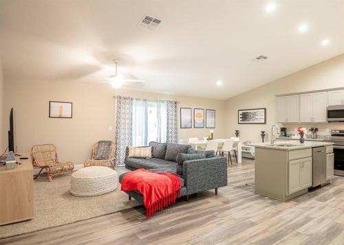 Luxury Beach House - OCEAN VIEW - Game Room - 3 BR in Daytona Beach Shores, USA